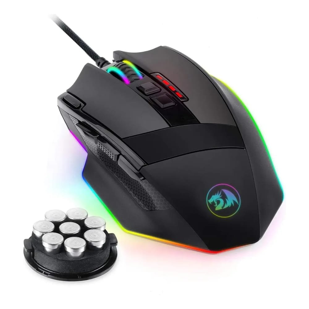 Mouse gamer Redragon Sniper preto em vista lateral com iluminação RGB nas bordas, logo de dragão iluminado, botões laterais e roda de sensibilidade, ao lado do peso removível com contrapesos metálicos, disponível na loja física em Itajaí.