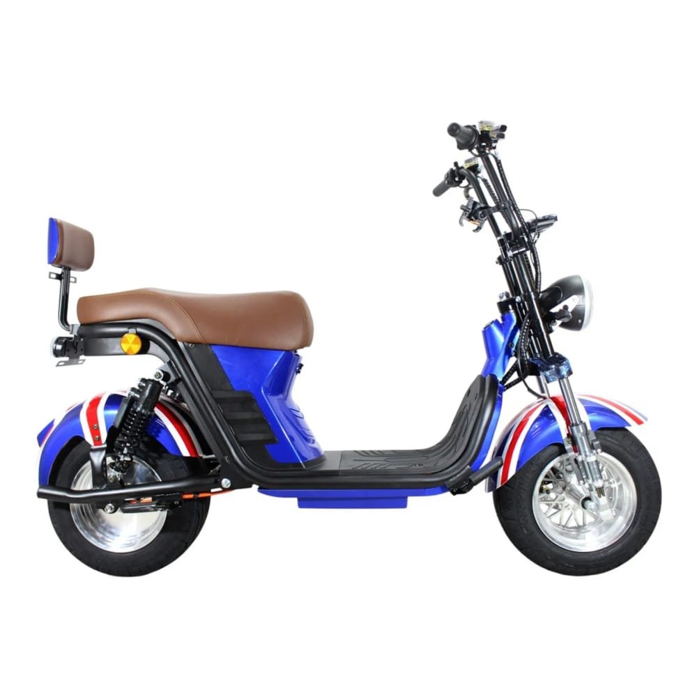 Scooter elétrica Bolin X13 na cor azul com detalhes em preto, branco e vermelho, vista de perfil lateral, com banco em couro marfim, pneus largos e rodas de liga, sobre fundo branco.