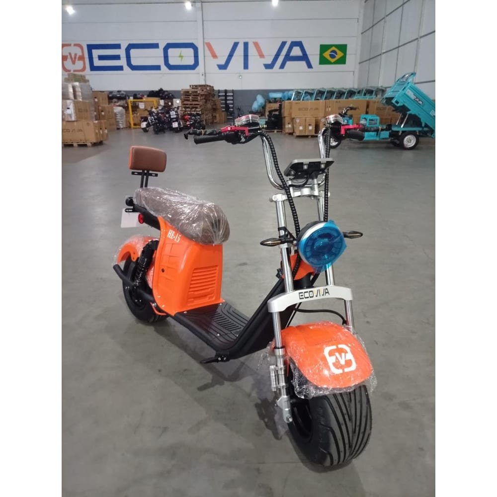 Scooter elétrica Ecoviva HE 15 na cor azul, vista traseira em ângulo lateral, com bancos duplos e encosto, para-lama dianteiro estampado com bandeira do Reino Unido, exposta em showroom da loja física em Itajaí com logo Ecoviva ao fundo.