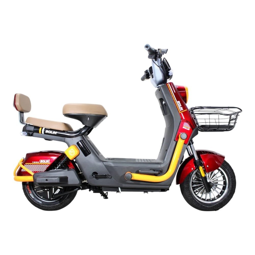 Scooter elétrica Bolin 1958 na cor vermelha e cinza, vista de perfil lateral, com guidão prateado, banco duplo bege com encosto, cesto traseiro de metal, protetores laterais amarelos e rodas aro esportivo, fundo branco.