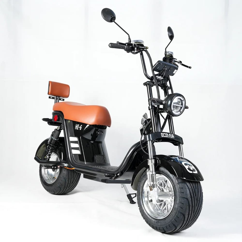Scooter elétrica Ecoviva HE-6 na cor preta com banco de couro caramelo, vista em ângulo frontal lateral sobre fundo branco, exibindo pneus largos, faróis de LED, retrovisores e estrutura robusta com pedal de apoio.
