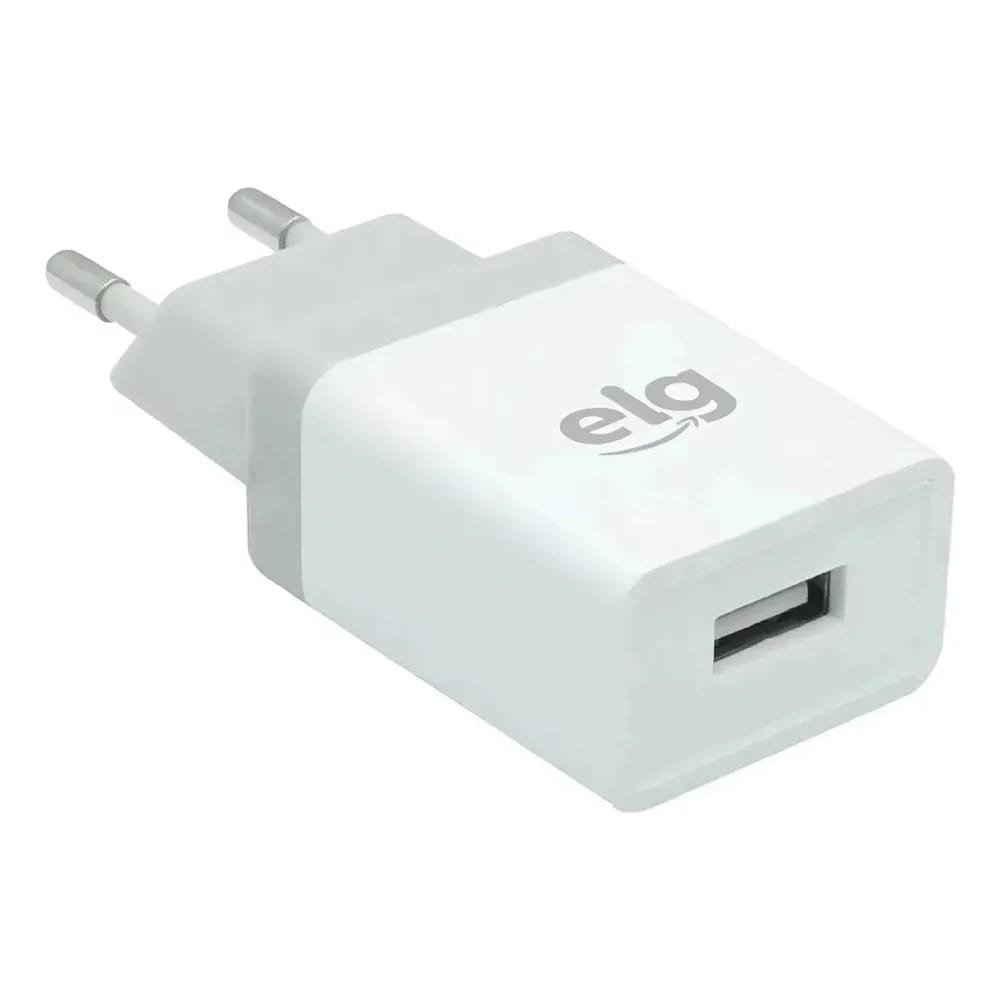 Carregador universal ELG 1A USB na cor branca, visto em ângulo diagonal, com pinos de tomada padrão europeu, entrada USB frontal e logotipo ELG em destaque no corpo do produto.