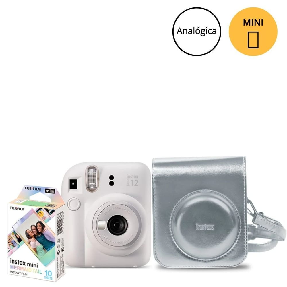 Câmera instantânea Fujifilm Instax Mini 12 branca vista de frente ao lado de bolsa prateada com alça e caixa de filme instantâneo Mermaid Tail com 10 unidades, com selos indicativos Analógica e Mini no canto superior direito.